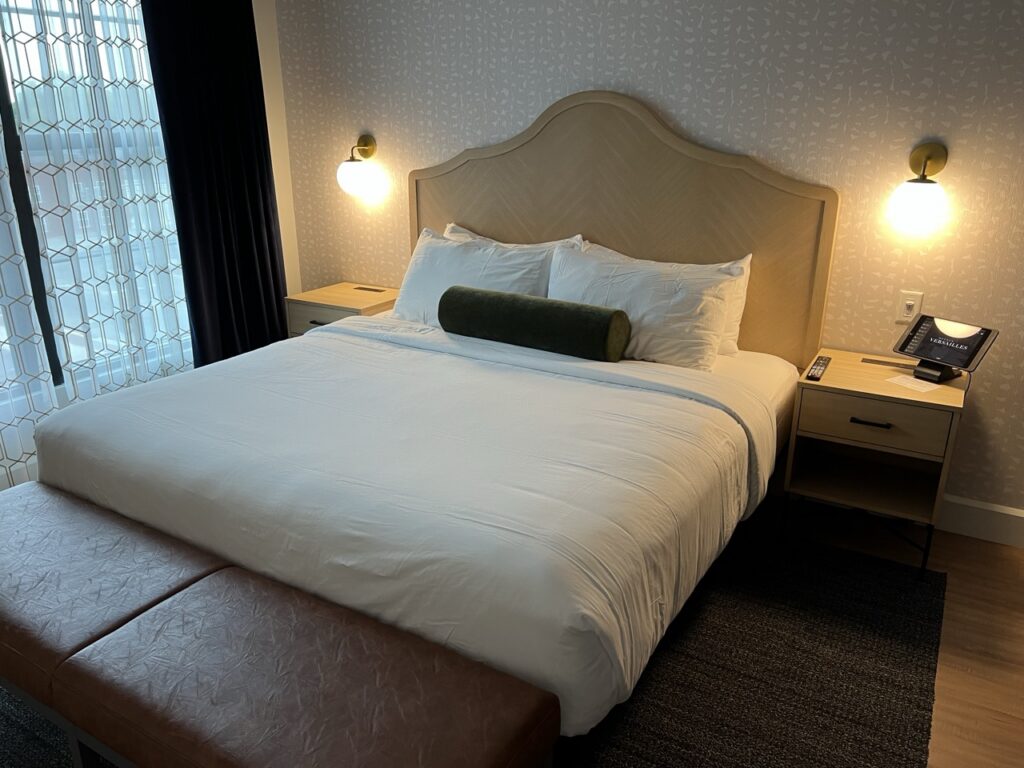 Hotel Versailles bed